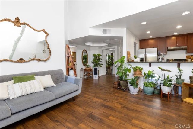 20253 Keswick St 326, Winnetka, CA 91306