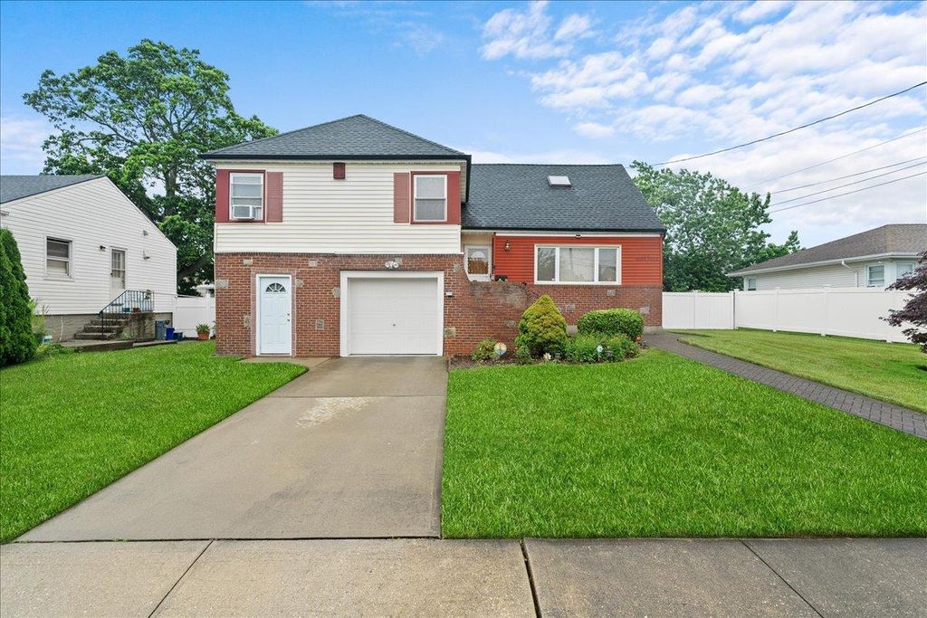 159 Branch Avenue, Freeport, NY 11520