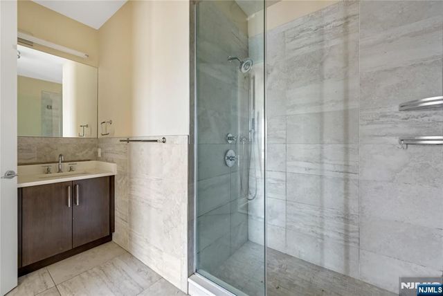 15 Somerset Lane 520, Edgewater, NJ 07020