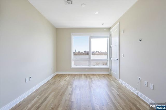 15 Somerset Lane 520, Edgewater, NJ 07020