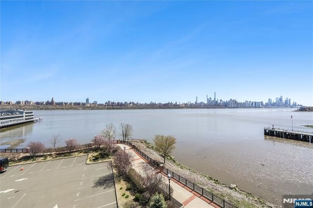 15 Somerset Lane 520, Edgewater, NJ 07020