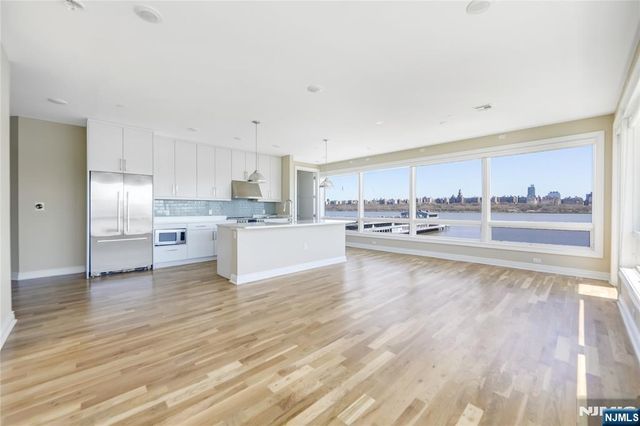 15 Somerset Lane 520, Edgewater, NJ 07020