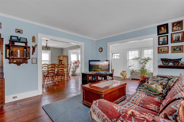 40 Argonne Road E, Hampton Bays, NY 11946
