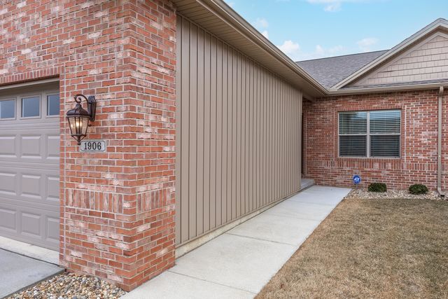 1906 Dunraven Road, Bloomington, IL 61704