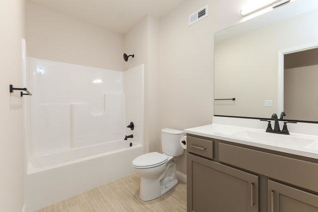 1906 Dunraven Road, Bloomington, IL 61704