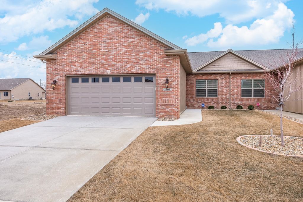 1906 Dunraven Road, Bloomington, IL 61704