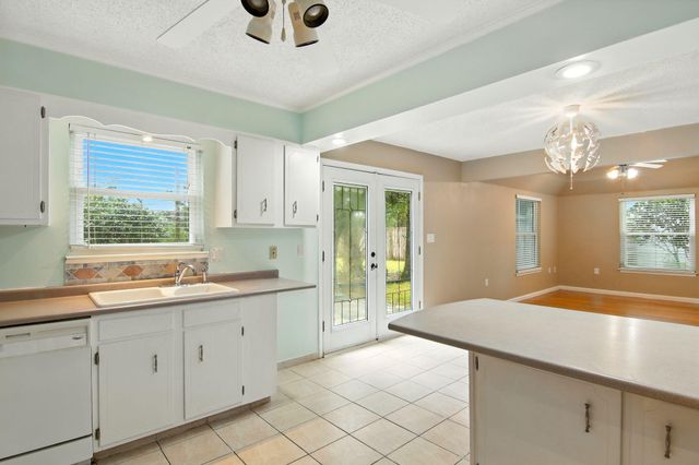 24 NW Cinderella Lane, Fort Walton Beach, FL 32547