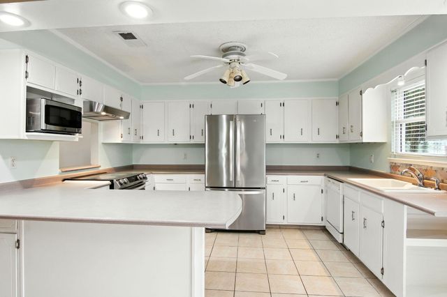 24 NW Cinderella Lane, Fort Walton Beach, FL 32547