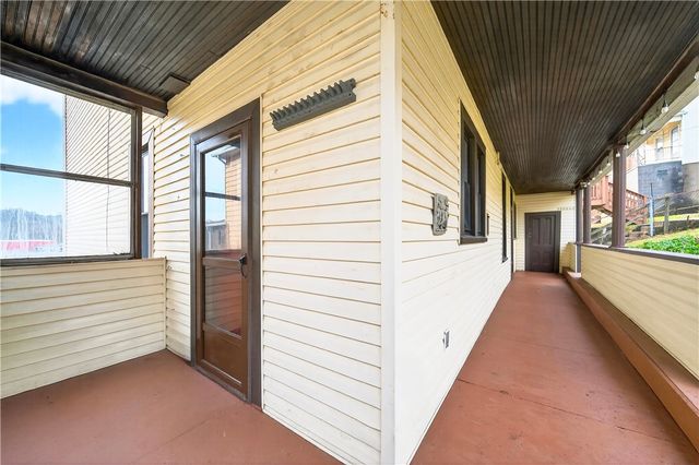 422 W 7th Ave, Tarentum, PA 15084