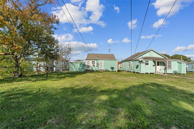 915 4th Avenue N, Texas City, TX 77590