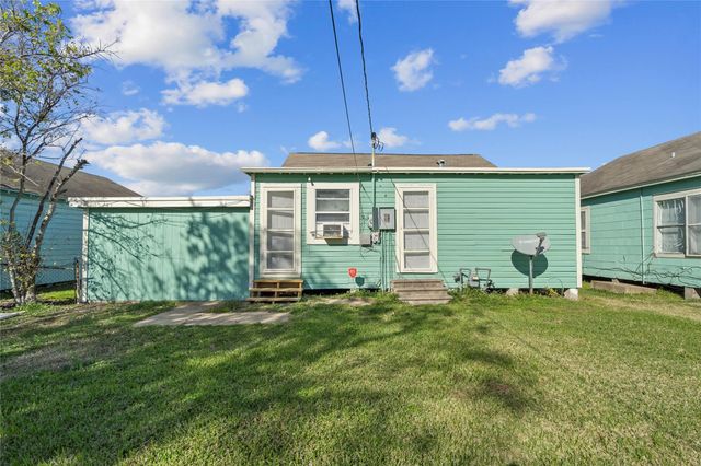 915 4th Avenue N, Texas City, TX 77590
