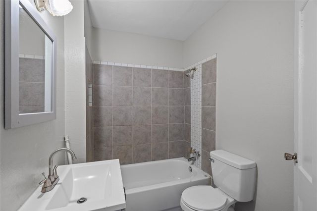 915 4th Avenue N, Texas City, TX 77590