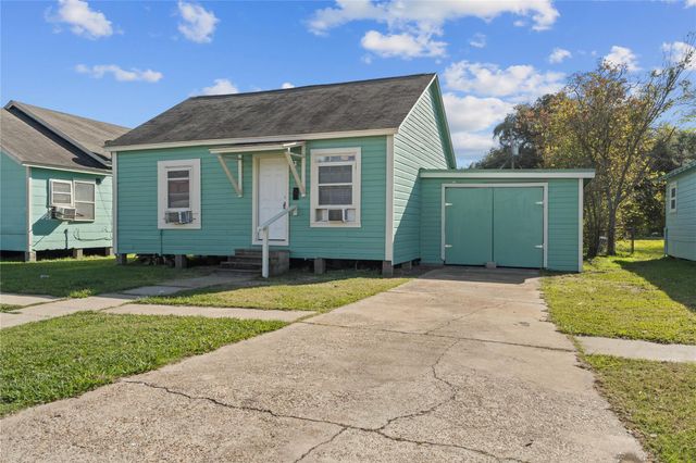 915 4th Avenue N, Texas City, TX 77590