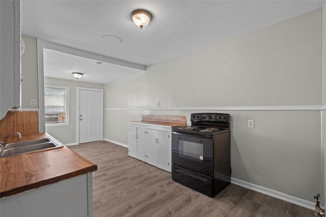 915 4th Avenue N, Texas City, TX 77590