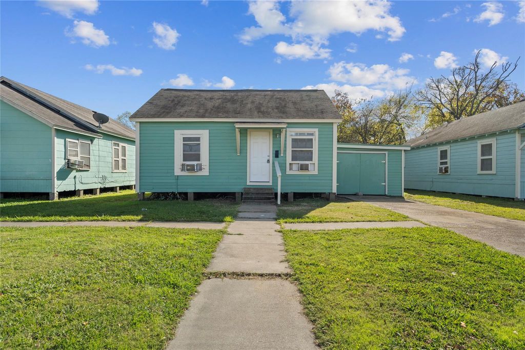 915 4th Avenue N, Texas City, TX 77590
