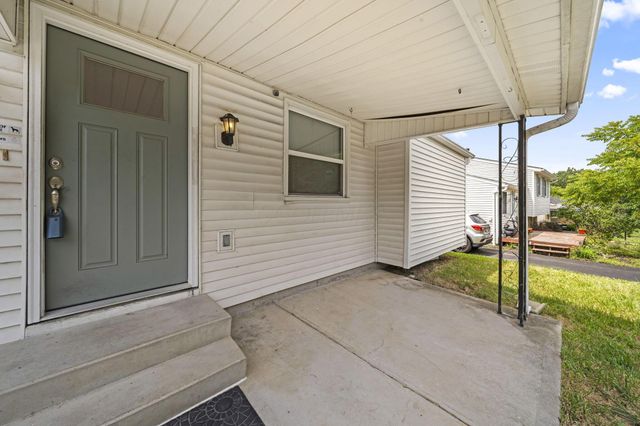 1679 Woodhurst Court, Columbus, OH 43223