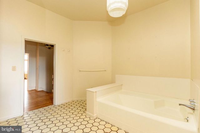 2738 SAINT PAUL ST, Baltimore, MD 21218