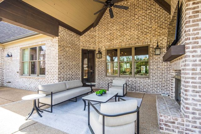 516 LAMBS BROOK LN, Collierville, TN 38017