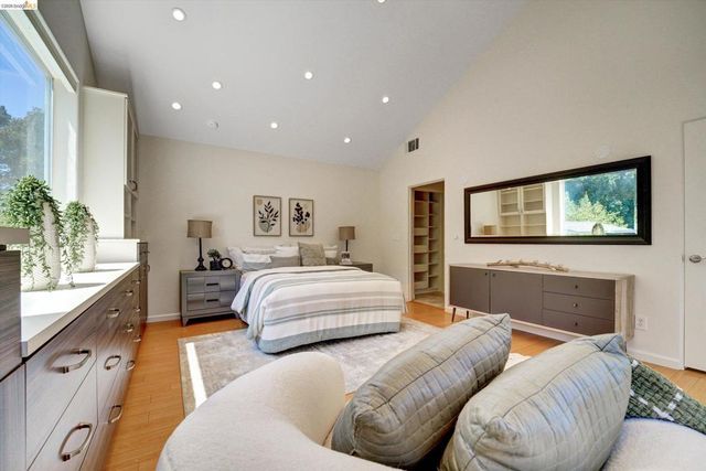 4080 Kuhnle Ave, Oakland, CA 94605