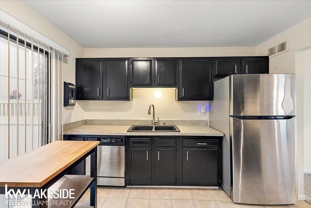 25033 Woodvale North Drive, Southfield, MI 48034