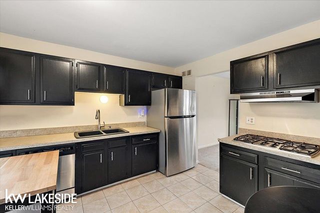 25033 Woodvale North Drive, Southfield, MI 48034