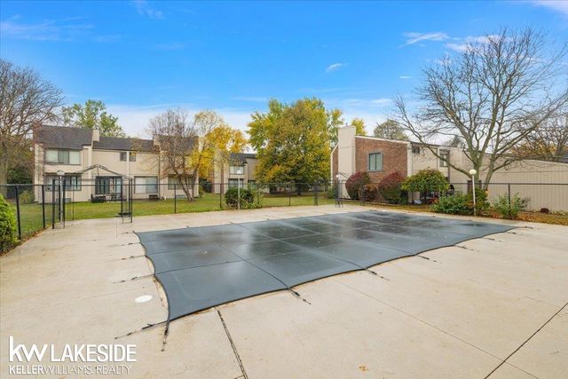 25033 Woodvale North Drive, Southfield, MI 48034