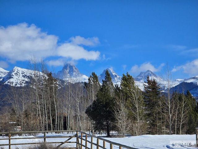 5124 Rancheros Loop, Tetonia, ID 83452