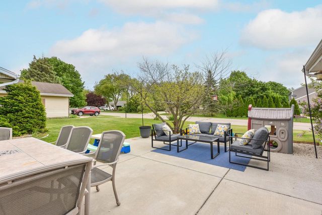 W163N10464 Ridgeview LANE, Germantown, WI 53022