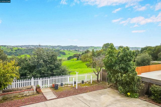 922 Coral Dr, Rodeo, CA 94572