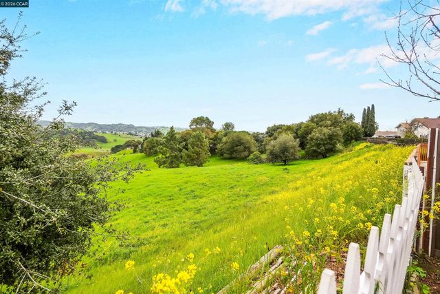 922 Coral Dr, Rodeo, CA 94572