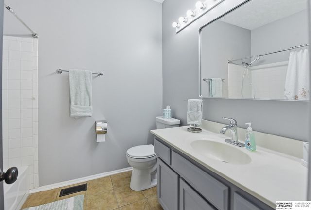 2427 Corn Drive, Papillion, NE 68046