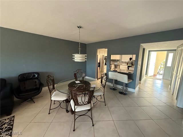 700 Valley Stream DR 303, Naples, FL 34113