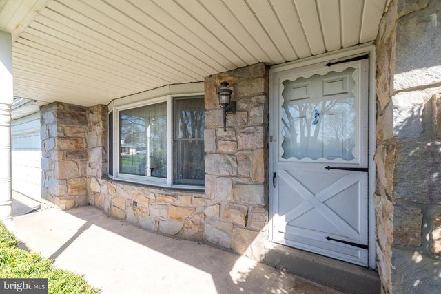 33 ONYX LN, Gilbertsville, PA 19525
