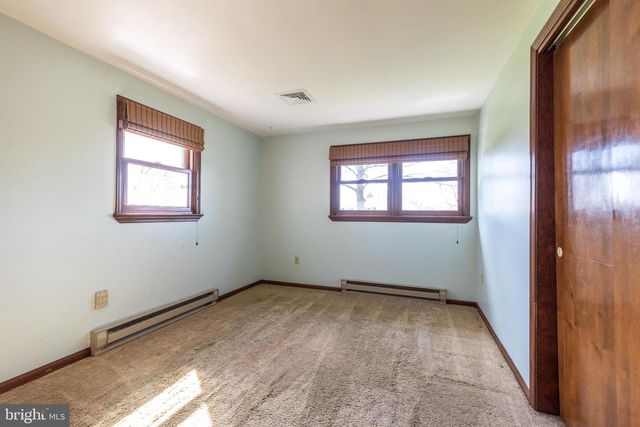 33 ONYX LN, Gilbertsville, PA 19525
