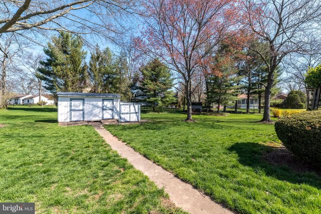 33 ONYX LN, Gilbertsville, PA 19525