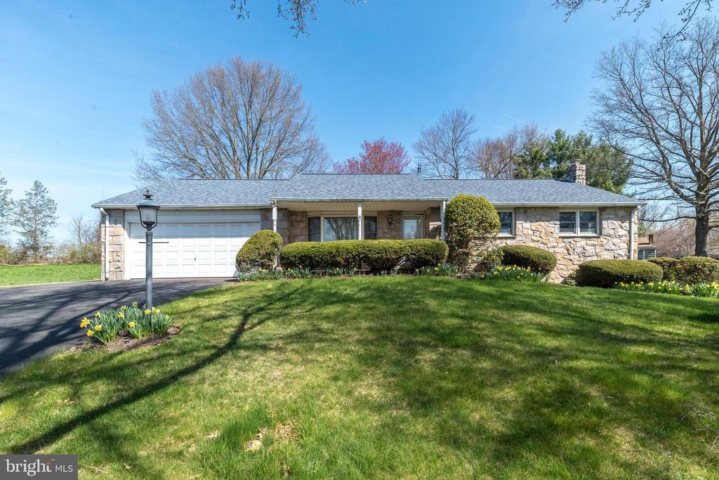 33 ONYX LN, Gilbertsville, PA 19525