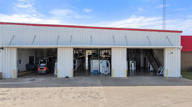 901 S Main ST, Taylor, TX 76574