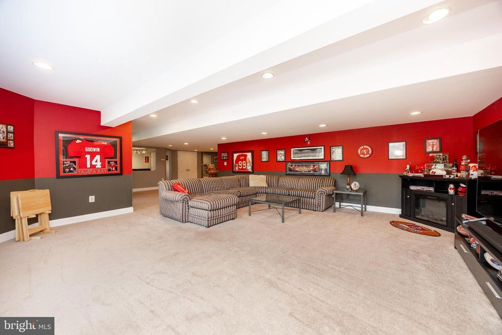 6 LONGACRE DR, Collegeville, PA 19426