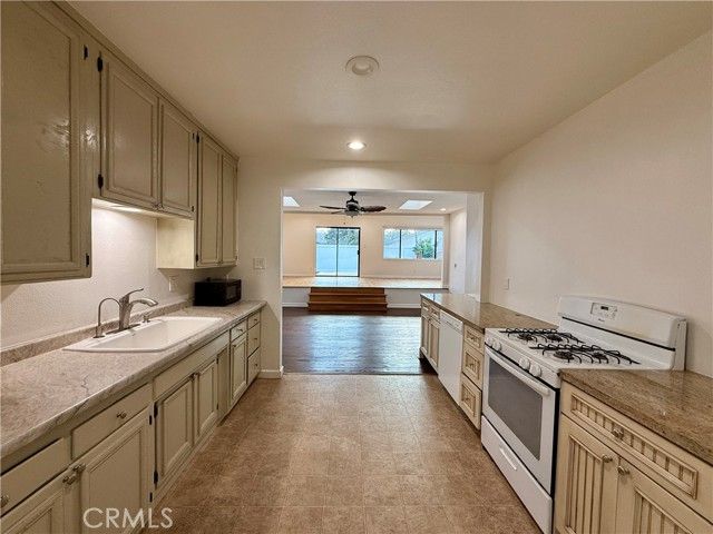 14621 Fonthill Avenue, Hawthorne, CA 90250