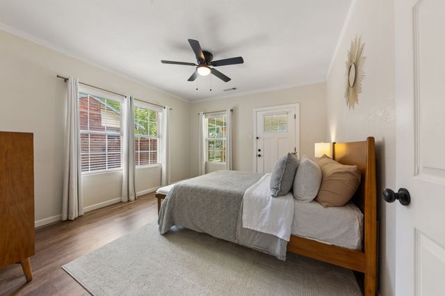 1116 S Montreal Avenue, Dallas, TX 75208