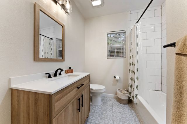 1116 S Montreal Avenue, Dallas, TX 75208