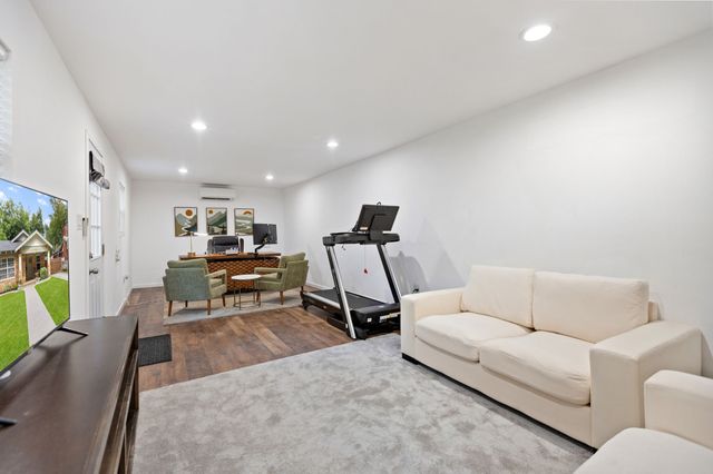 1116 S Montreal Avenue, Dallas, TX 75208