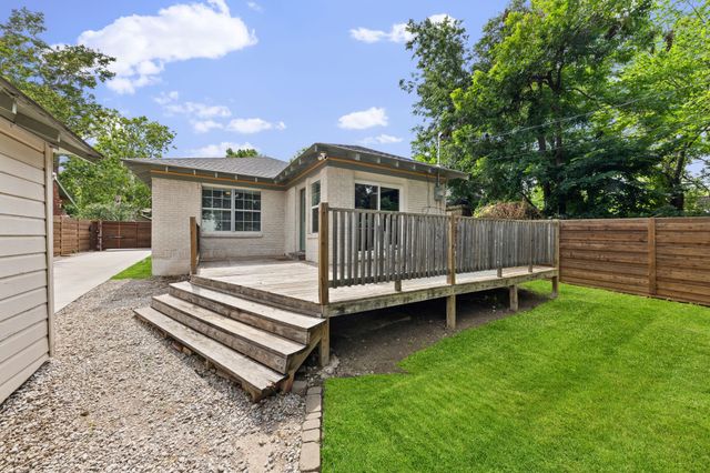 1116 S Montreal Avenue, Dallas, TX 75208