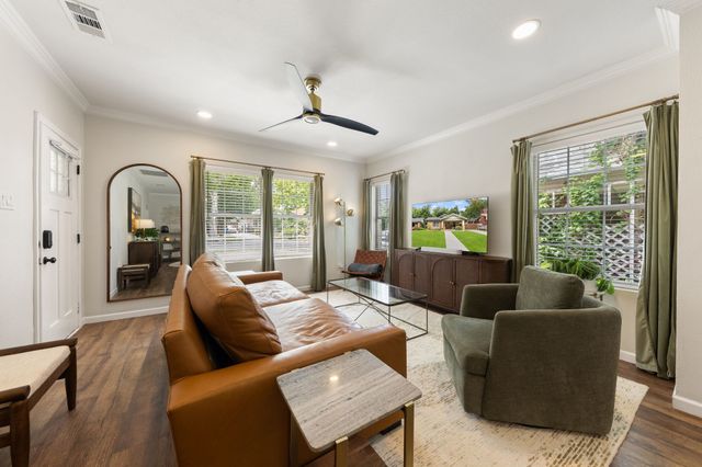 1116 S Montreal Avenue, Dallas, TX 75208