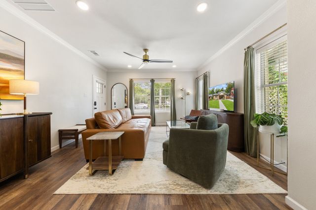 1116 S Montreal Avenue, Dallas, TX 75208