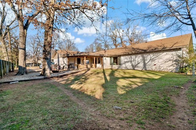 620 Twin Oaks Place, Paris, TX 75460