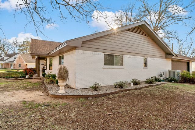 620 Twin Oaks Place, Paris, TX 75460