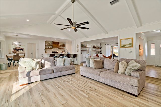 620 Twin Oaks Place, Paris, TX 75460