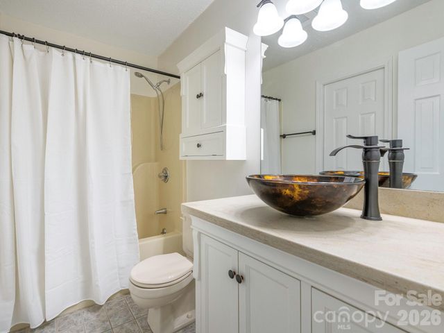 1005 Kenilworth Court NW, Concord, NC 28027