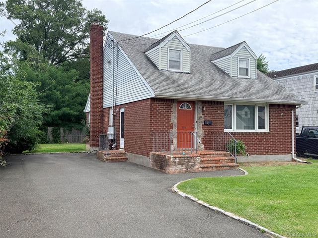 220 Manhattan Avenue 1, Westbury, NY 11590